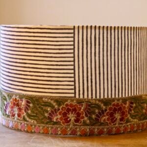 Pantalla Lámpara Rayas Negras y Flores Bordadas